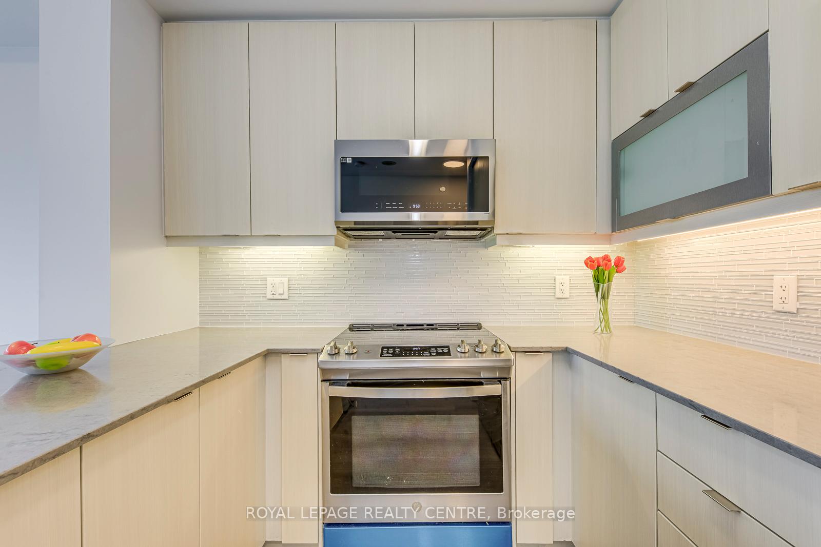 2 Bedrooms Condo at 4633 Glen Erin, Mississauga For sale