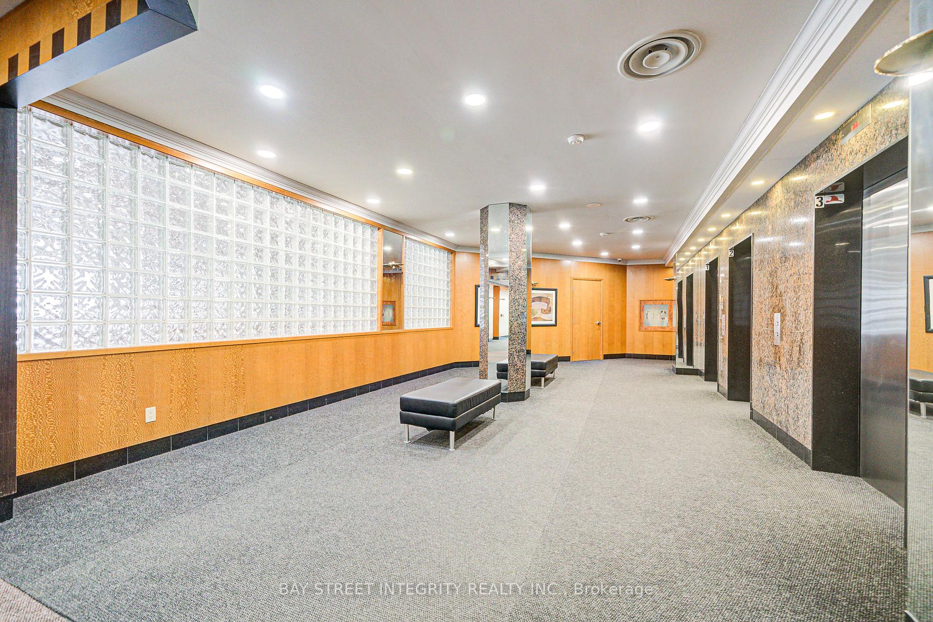 2 Bedrooms Condo at 18 Hillcrest,  Toronto For sale