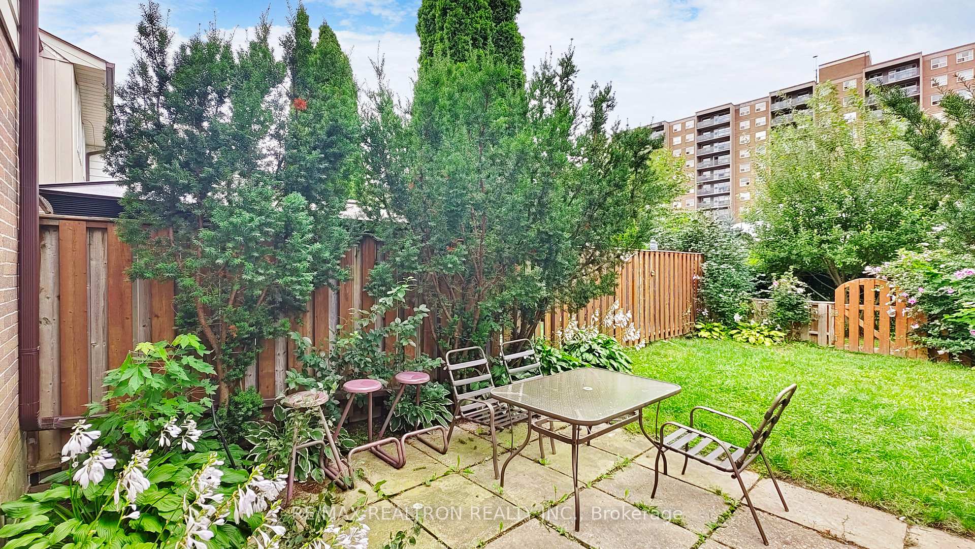 3 Bedrooms Condo at 1894 Kirkwall, Mississauga For sale