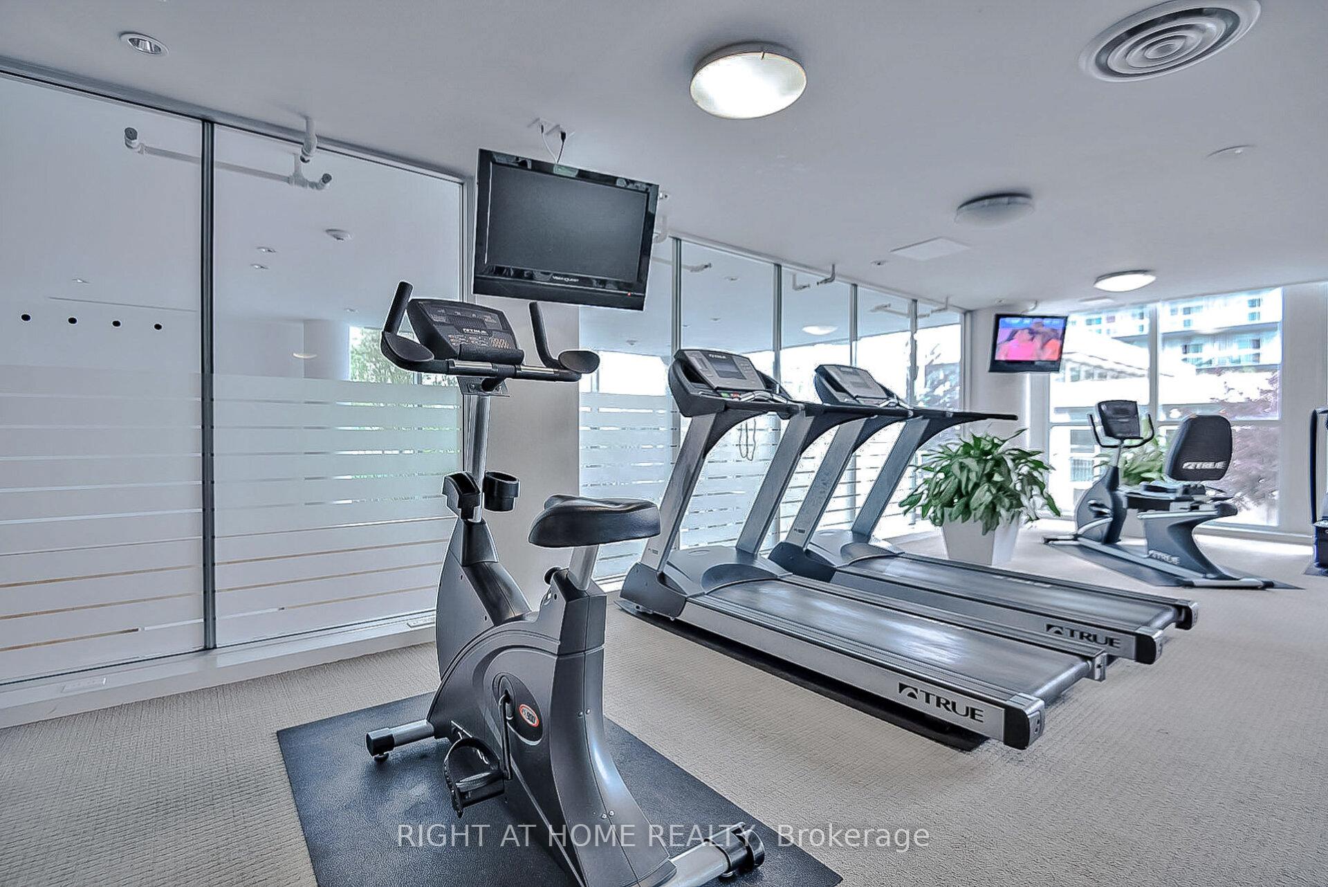 2 Bedrooms Condo at 225 Webb, Mississauga For sale