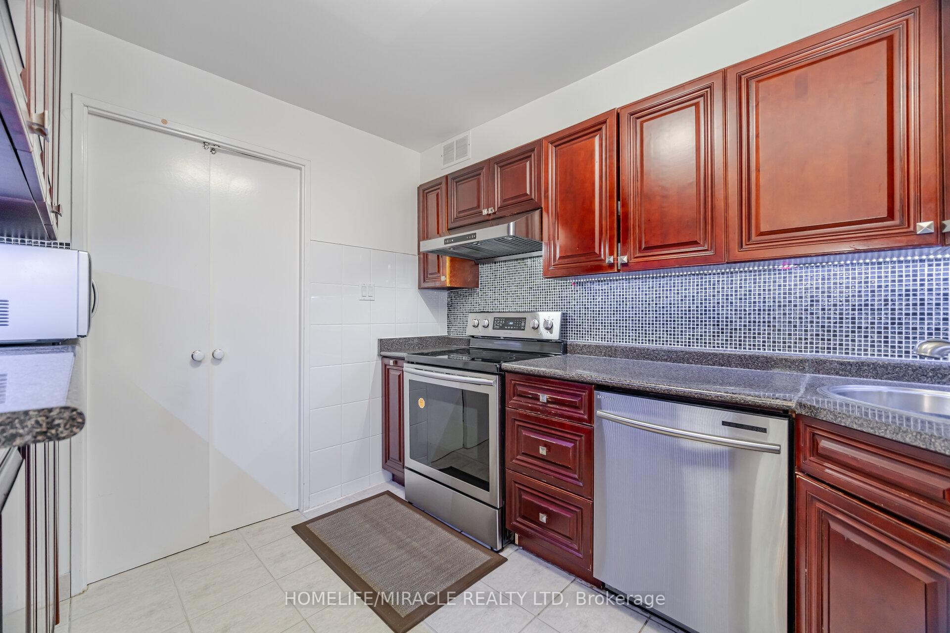 3 Bedrooms Condo at 1320 Mississauga valley, Mississauga For sale