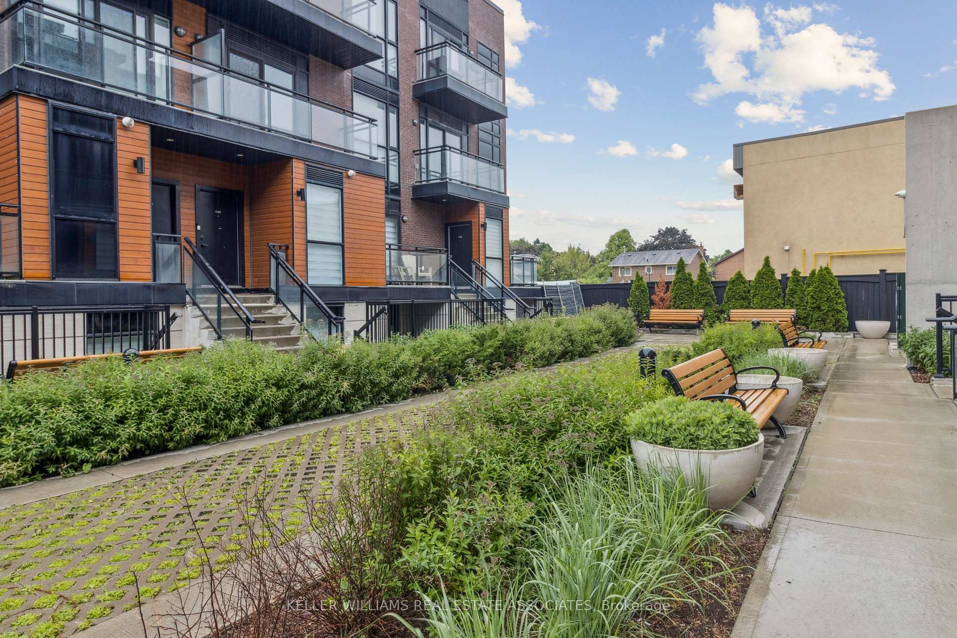 2 Bedrooms Condo at 5289 Highway 7, Vaughan For sale
