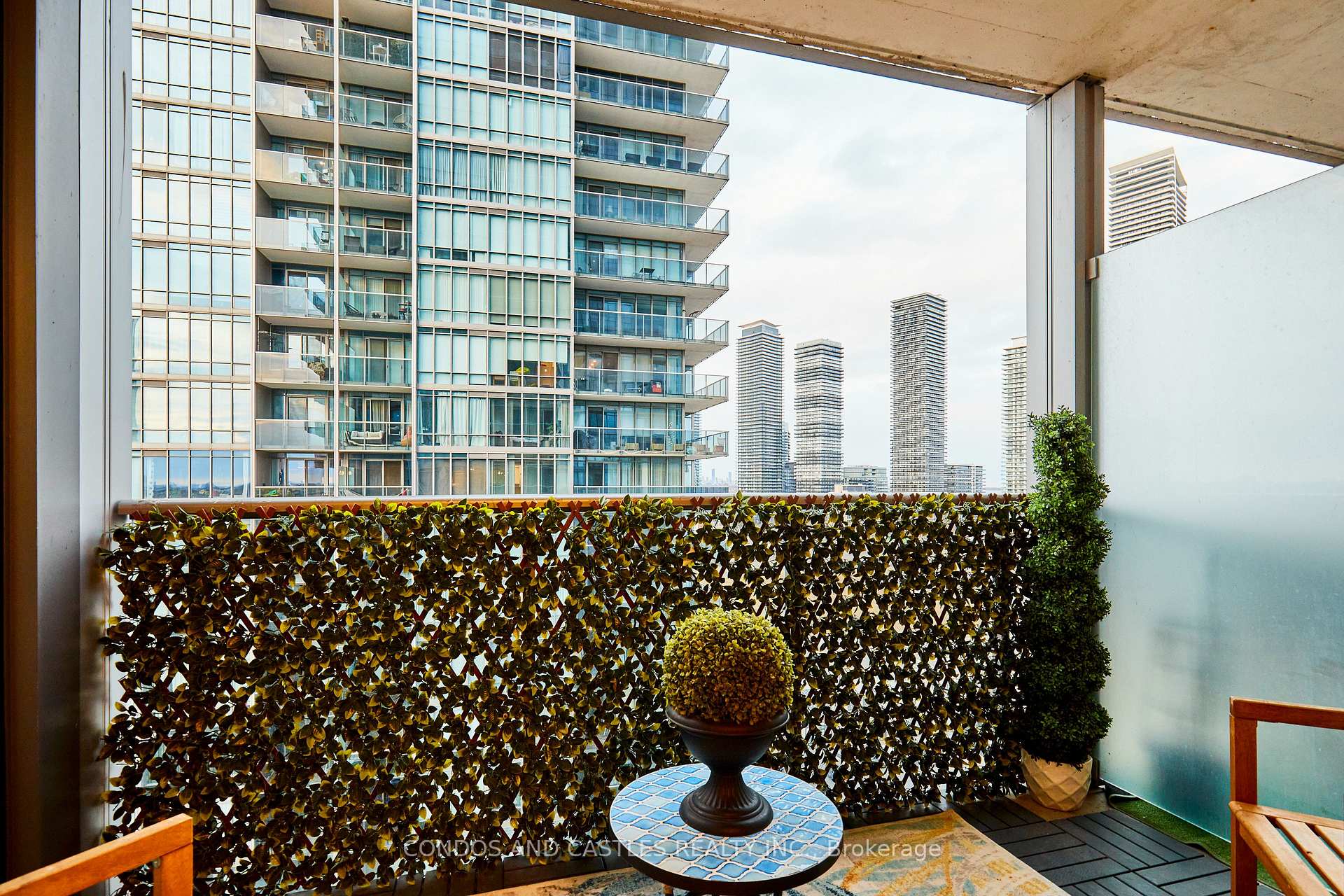 2 Bedrooms Condo at 88 Park Lawn, Toronto For sale