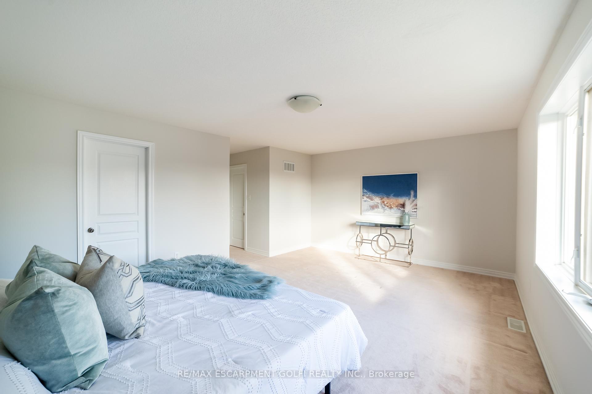3 Bedrooms Condo at 7 FOREST VALLEY,  Hamilton For sale