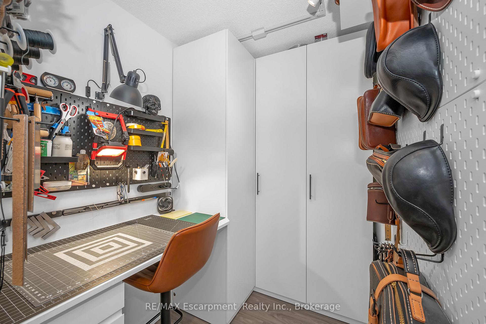 2 Bedrooms Condo at 1940 Ironstone, Burlington For sale