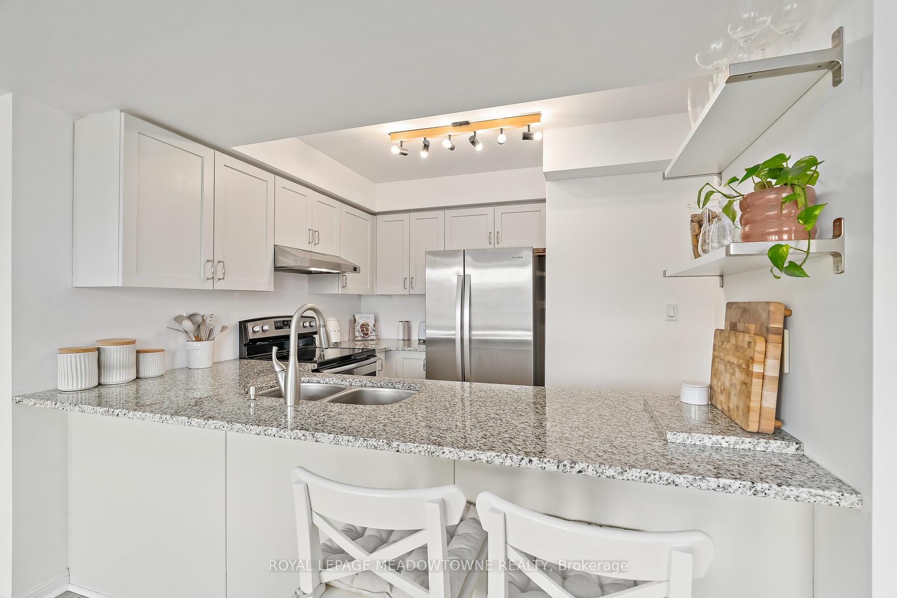 2 Bedrooms Condo at 2614 Dashwood, Oakville For sale