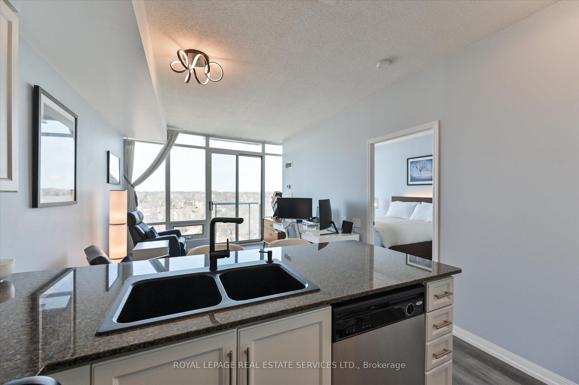 1 Bedroom Condo at 15 Windermere,  Toronto For sale