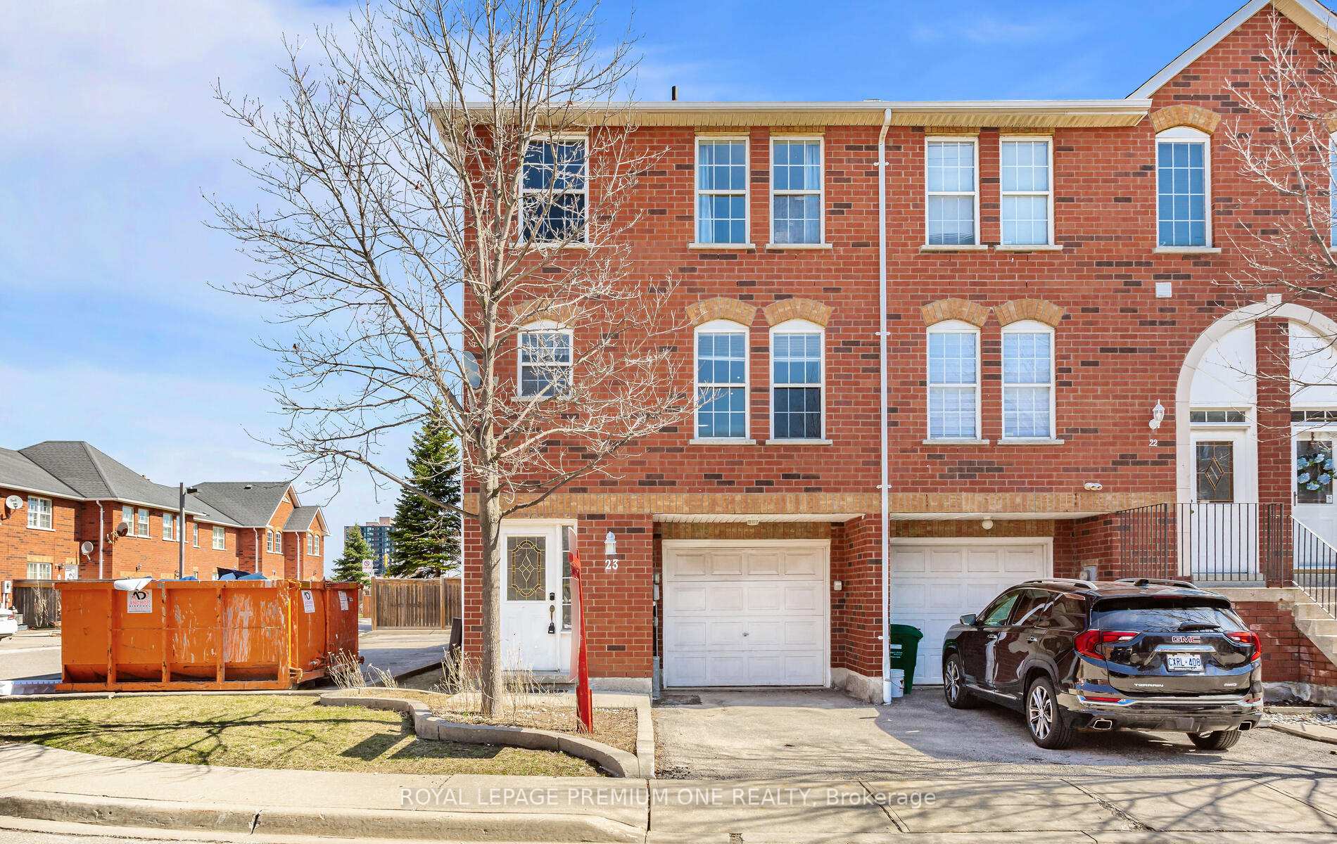 4 Bedrooms Condo at 6860 MeadowvaleTownCentre, Mississauga For sale