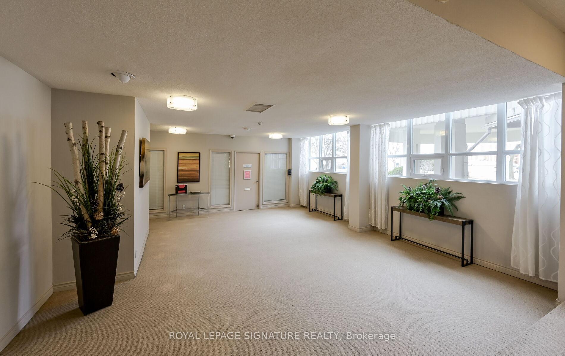 4 Bedrooms Condo at 2323 Confederation, Mississauga For sale