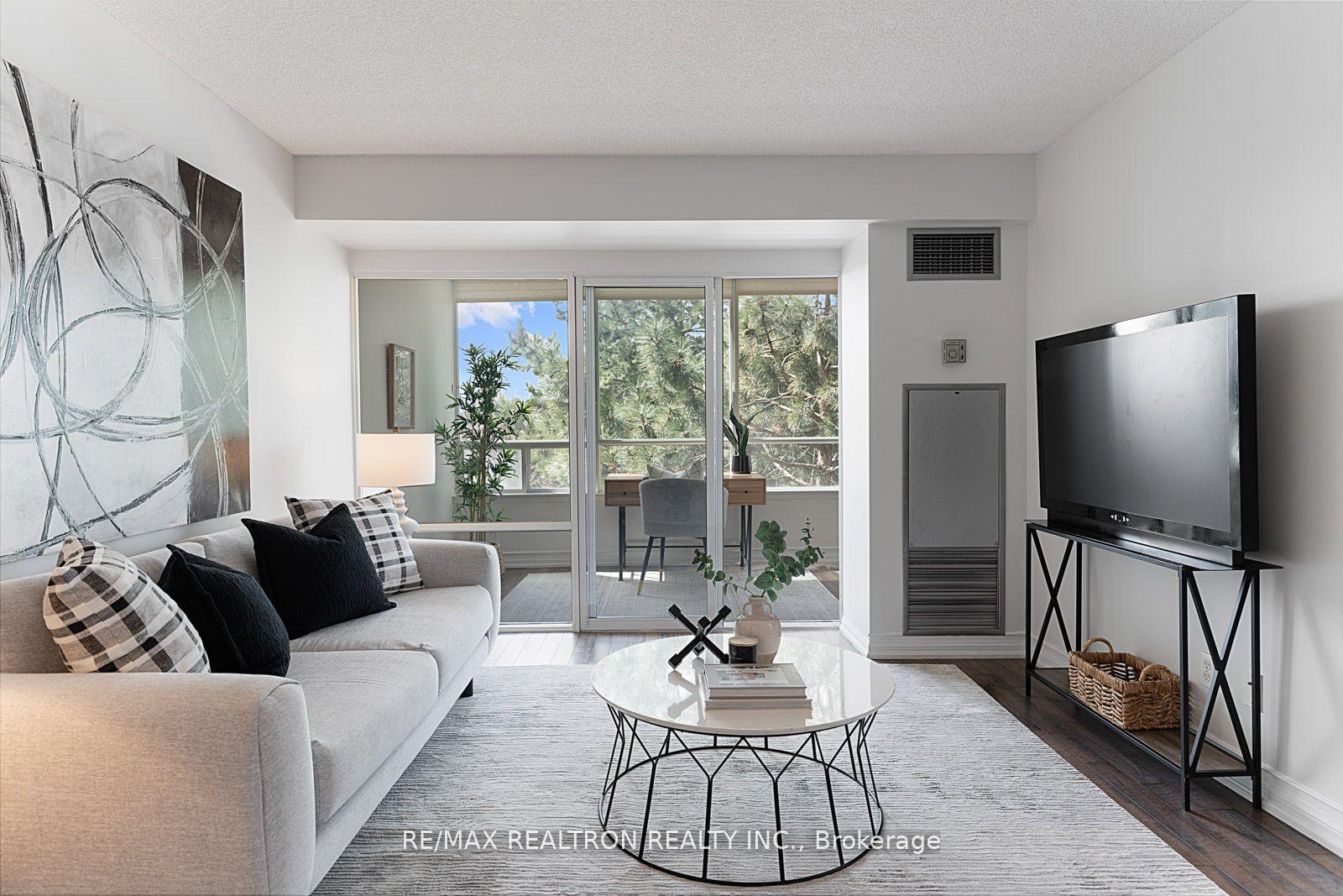 2 Bedrooms Condo at 110 Promenade, Vaughan For sale