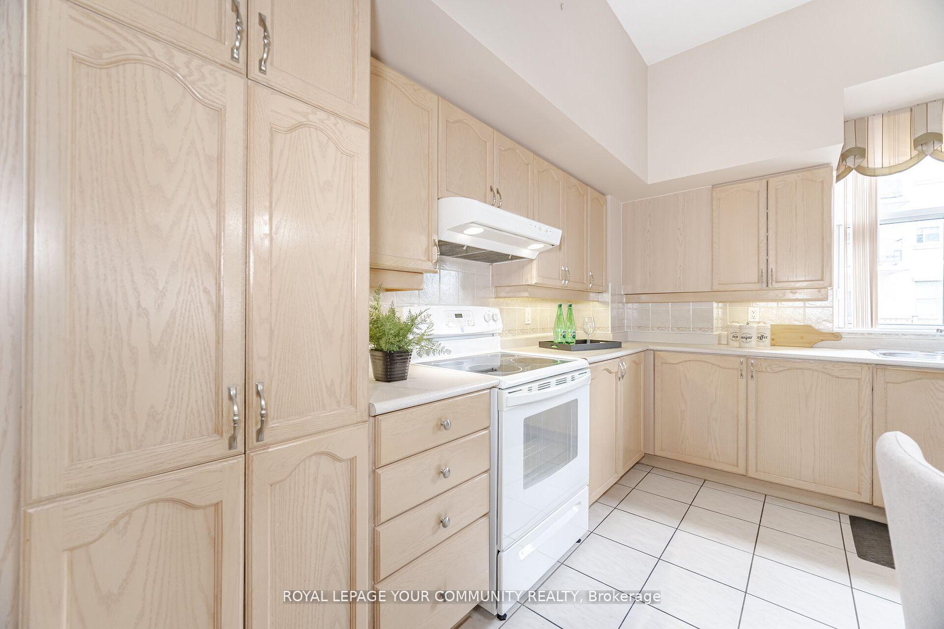 2 Bedrooms Condo at 2502 Rutherford, Vaughan For sale