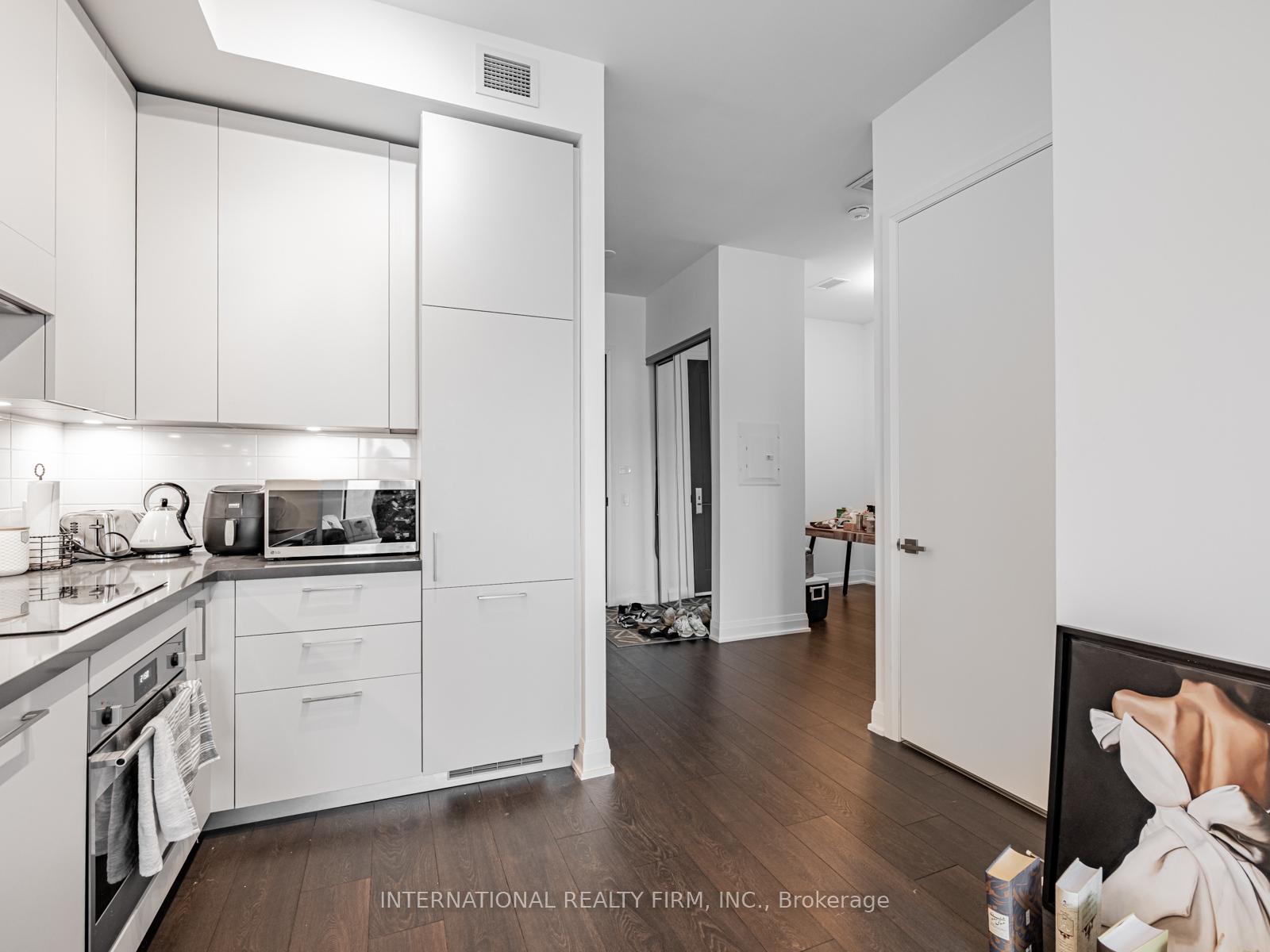2 Bedrooms Condo at 33 Frederick Todd, Toronto For sale