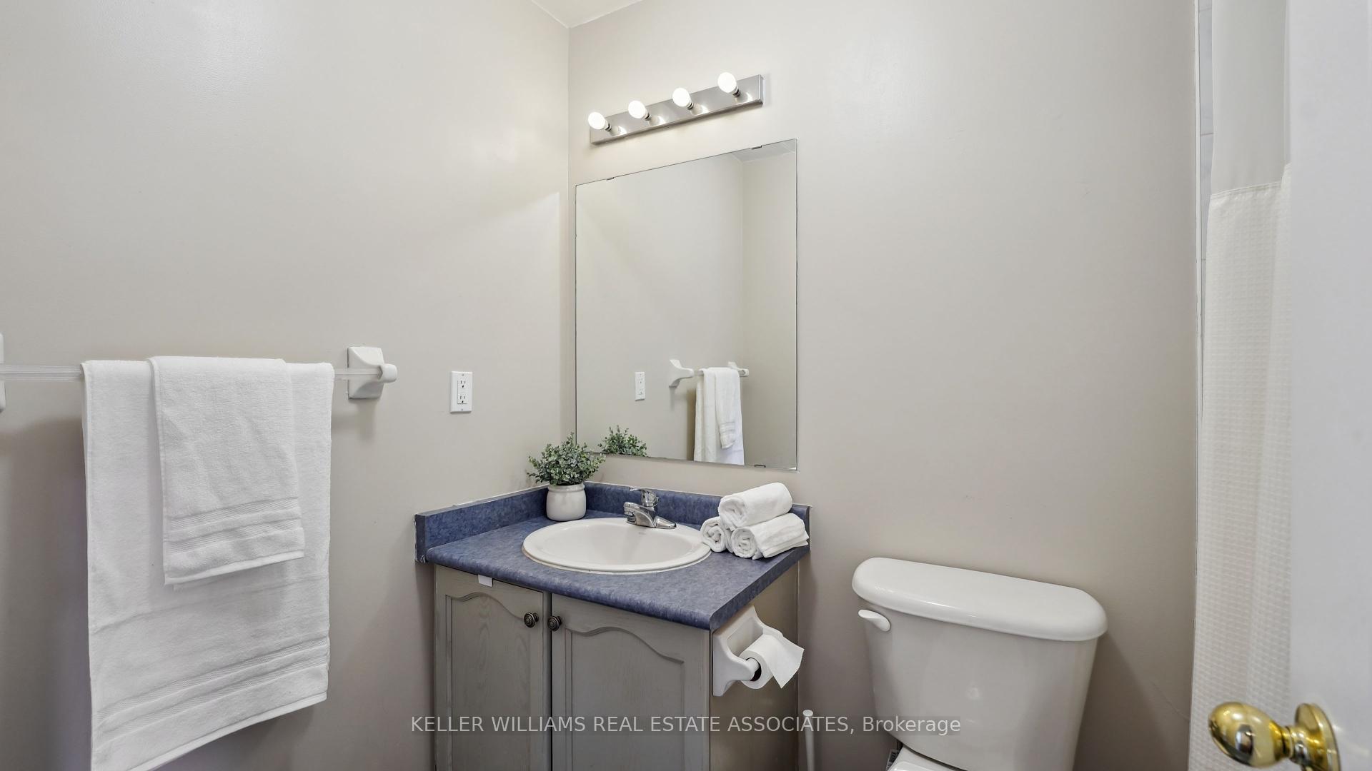 3 Bedrooms Condo at 6399 Spinnaker, Mississauga For sale