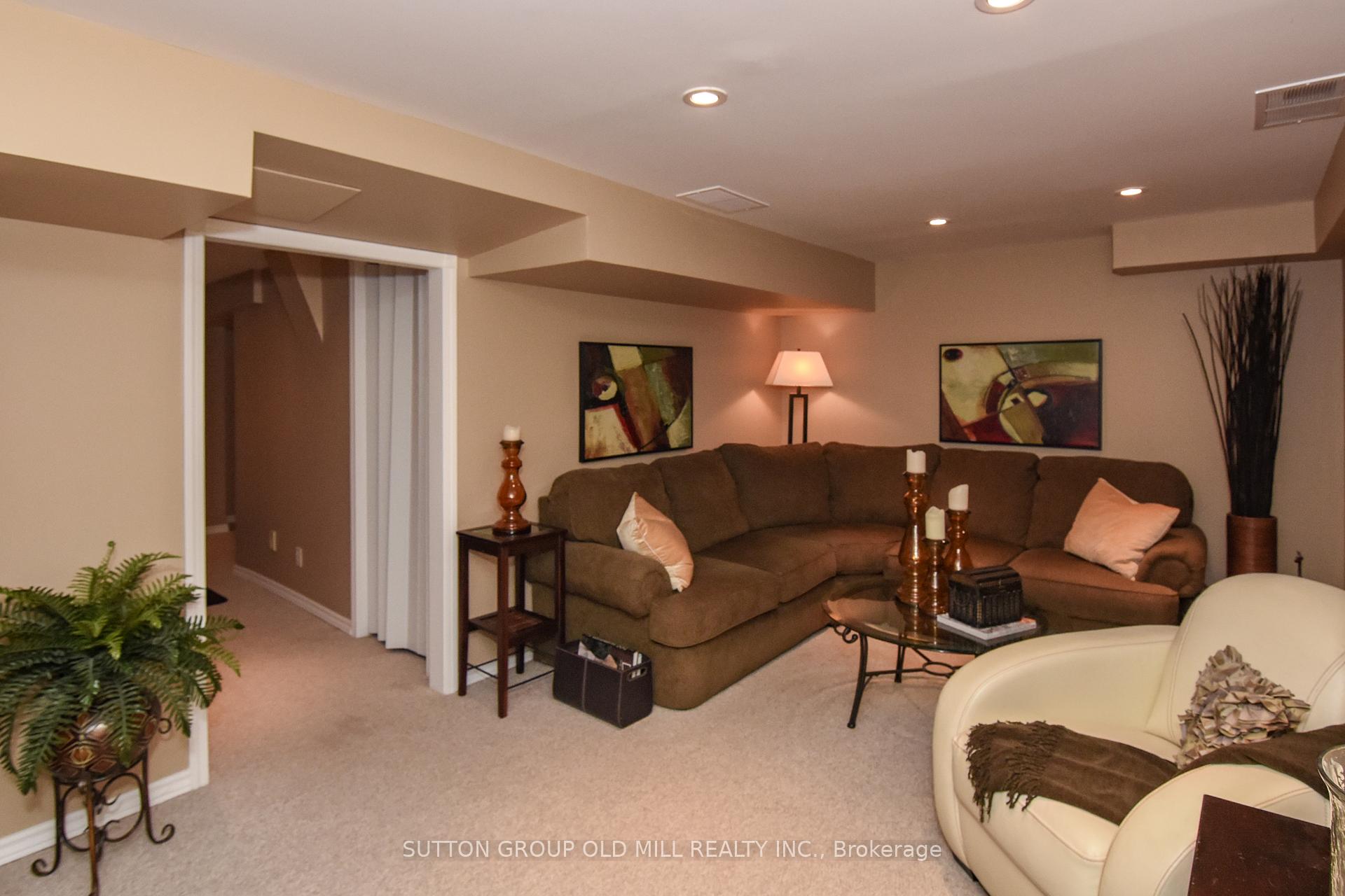 4 Bedrooms Condo at 4635 Regents, Mississauga For sale