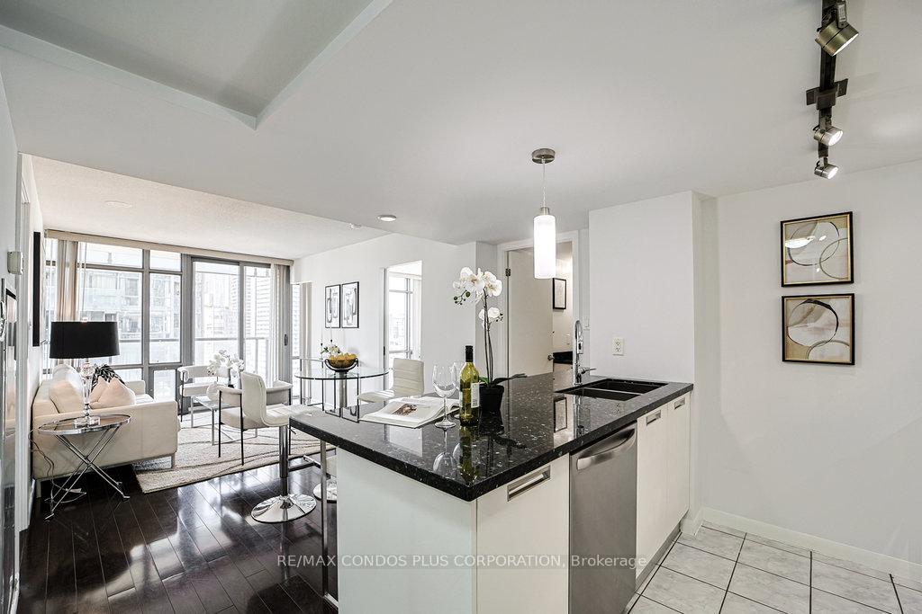 2 Bedrooms Condo at 38 Grenville, Toronto For sale
