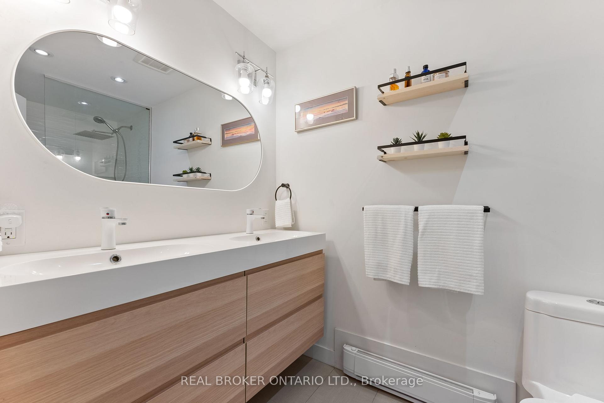 2 Bedrooms Condo at 23 Macaulay, Hamilton For sale