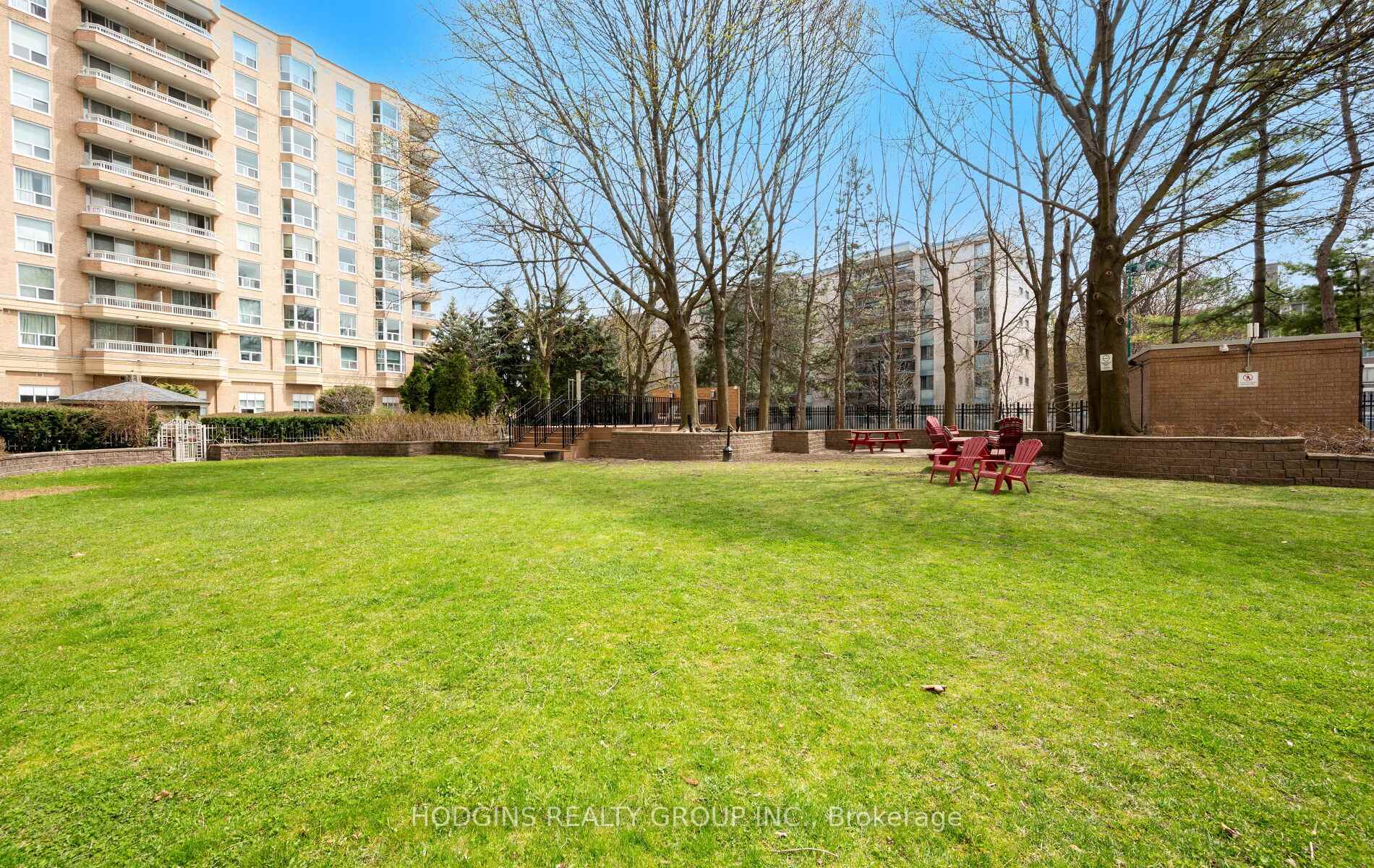 1 Bedroom Condo at 21 Overlea, Toronto For sale