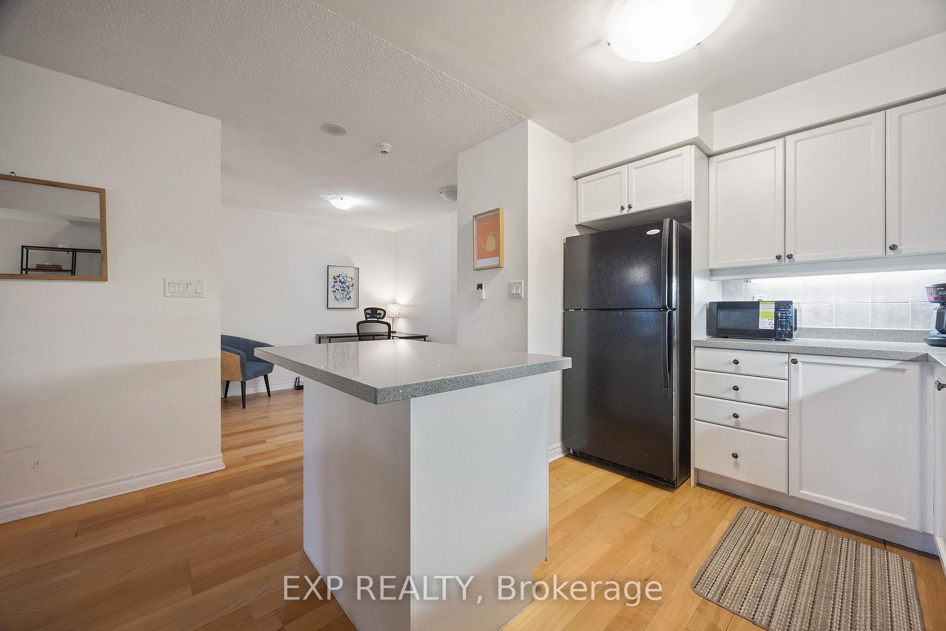 2 Bedrooms Condo at 3880 Duke Of York, Mississauga For sale