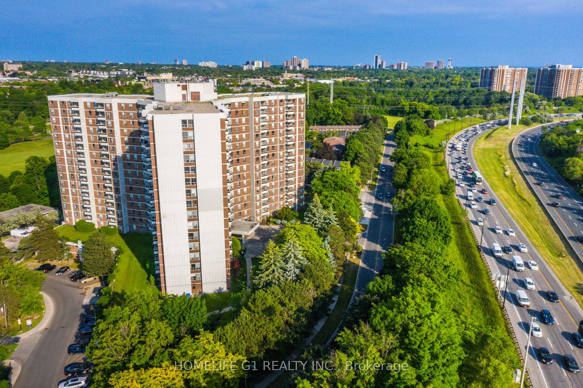 3 Bedrooms Condo at 5 Shady, Toronto For sale