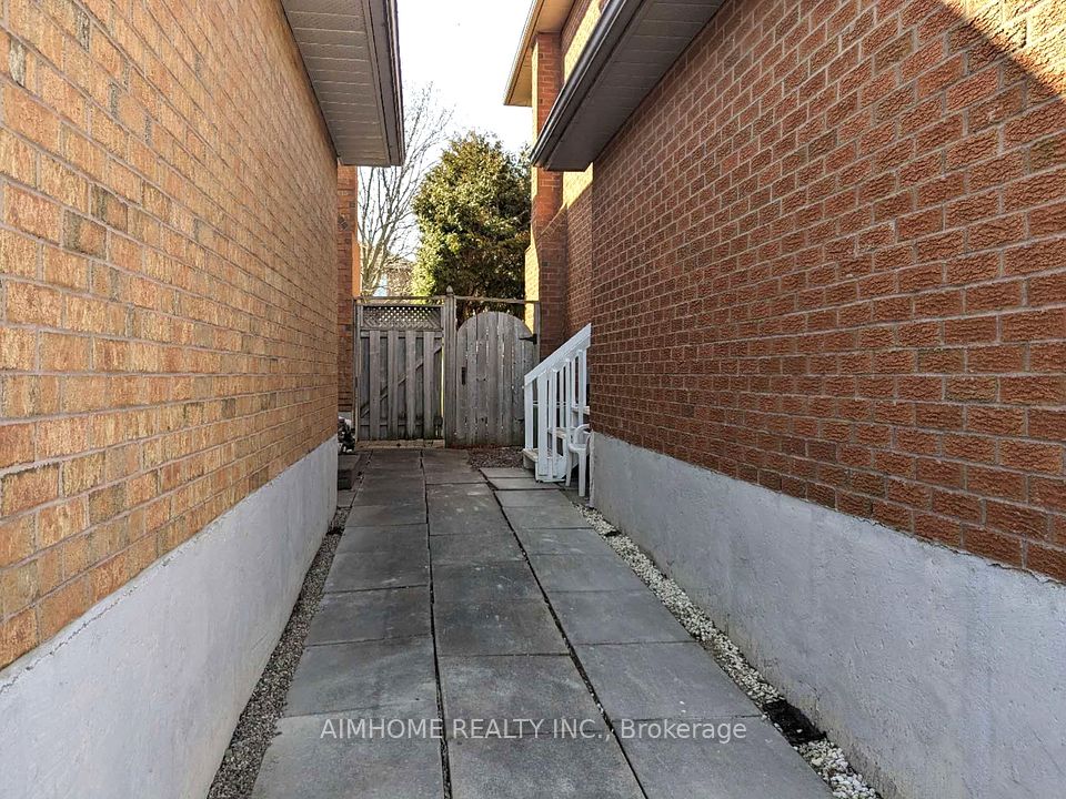 11 Meadowglen Drive, Whitby, ON L1R 1T8