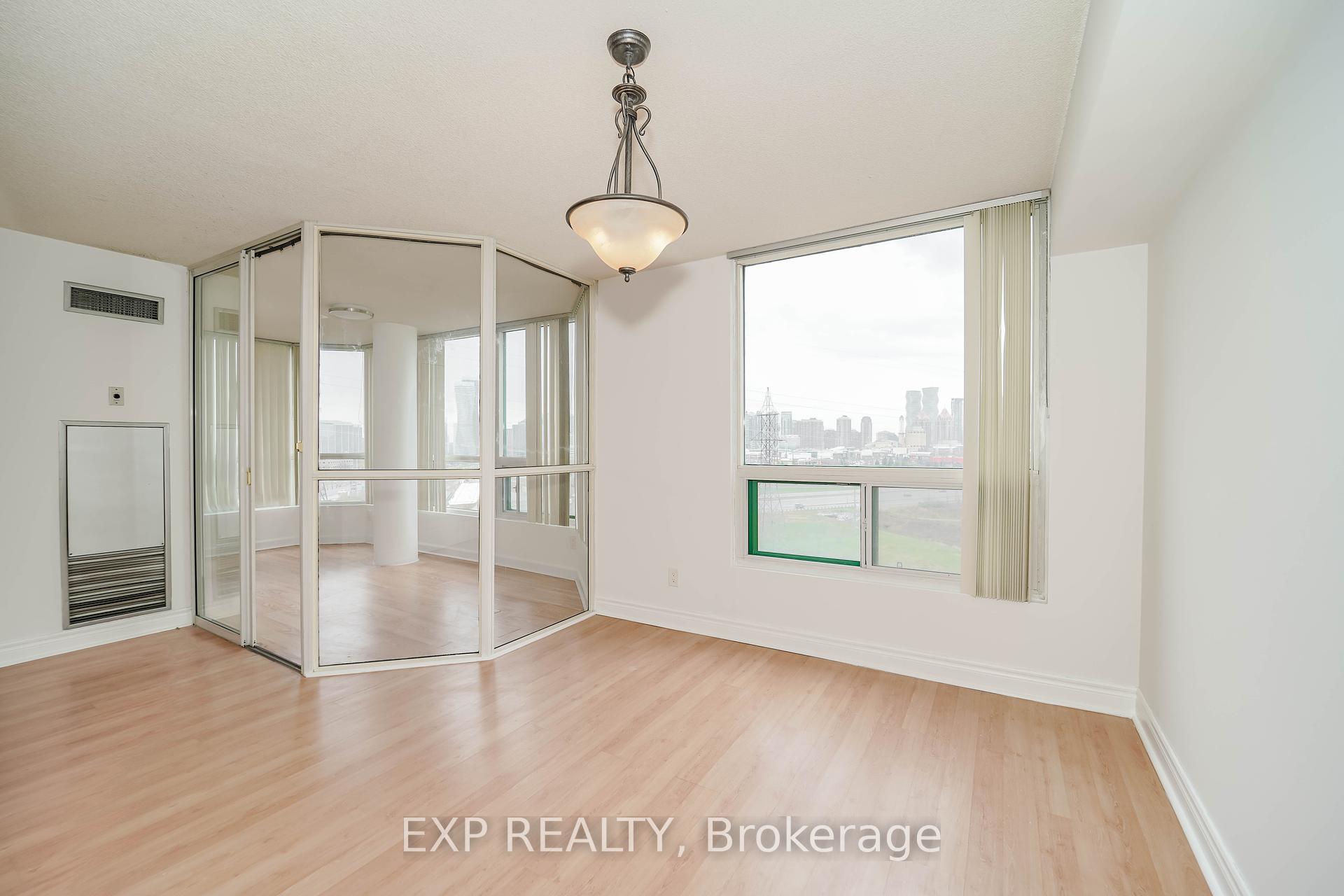 3 Bedrooms Condo at 4450 Tucana, Mississauga For sale