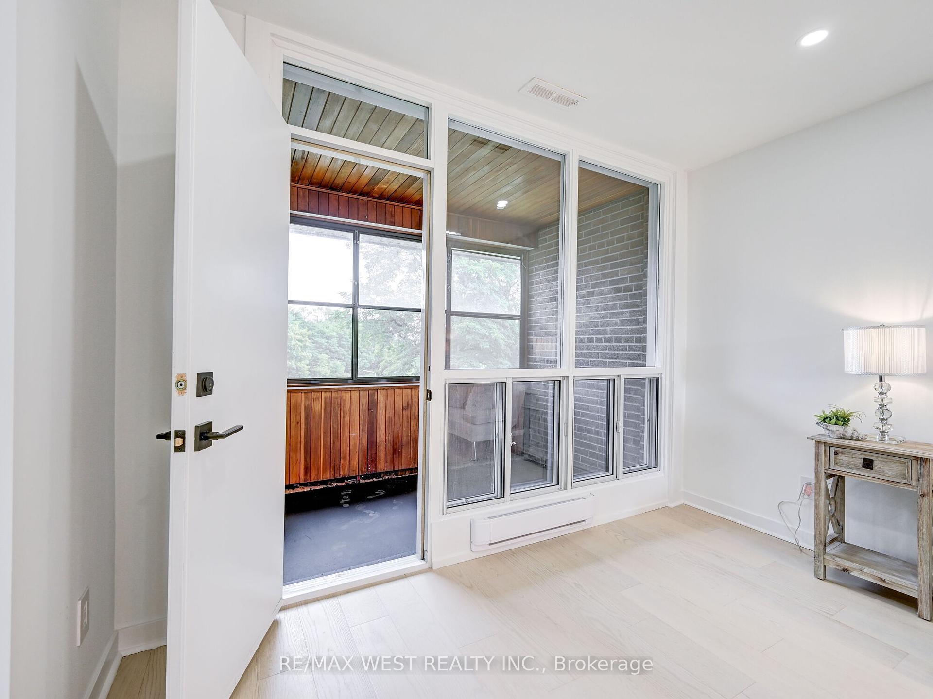3 Bedrooms Condo at 22 Tandridge, Toronto For sale
