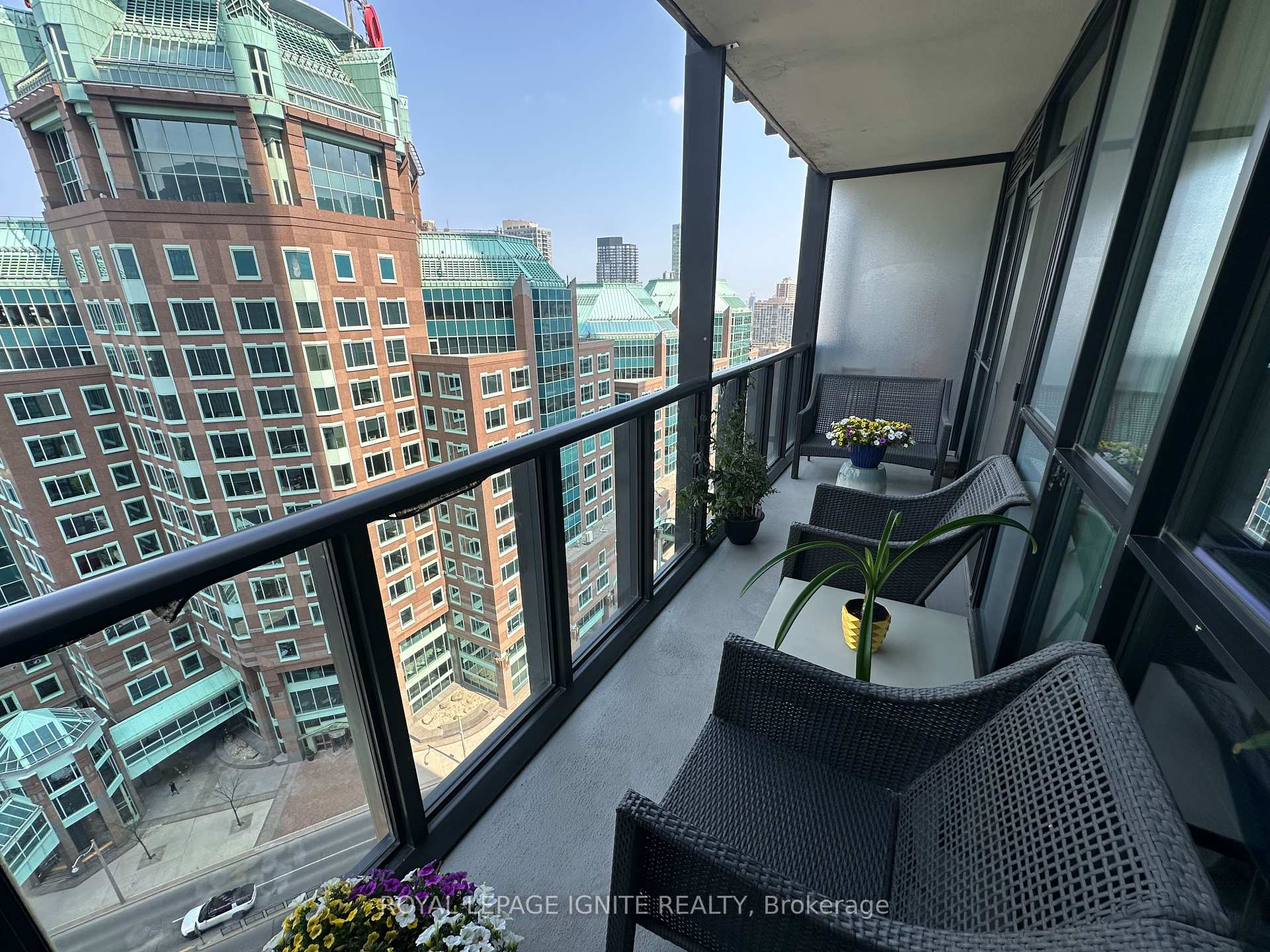 2 Bedrooms Condo at 110 Charles, Toronto For sale