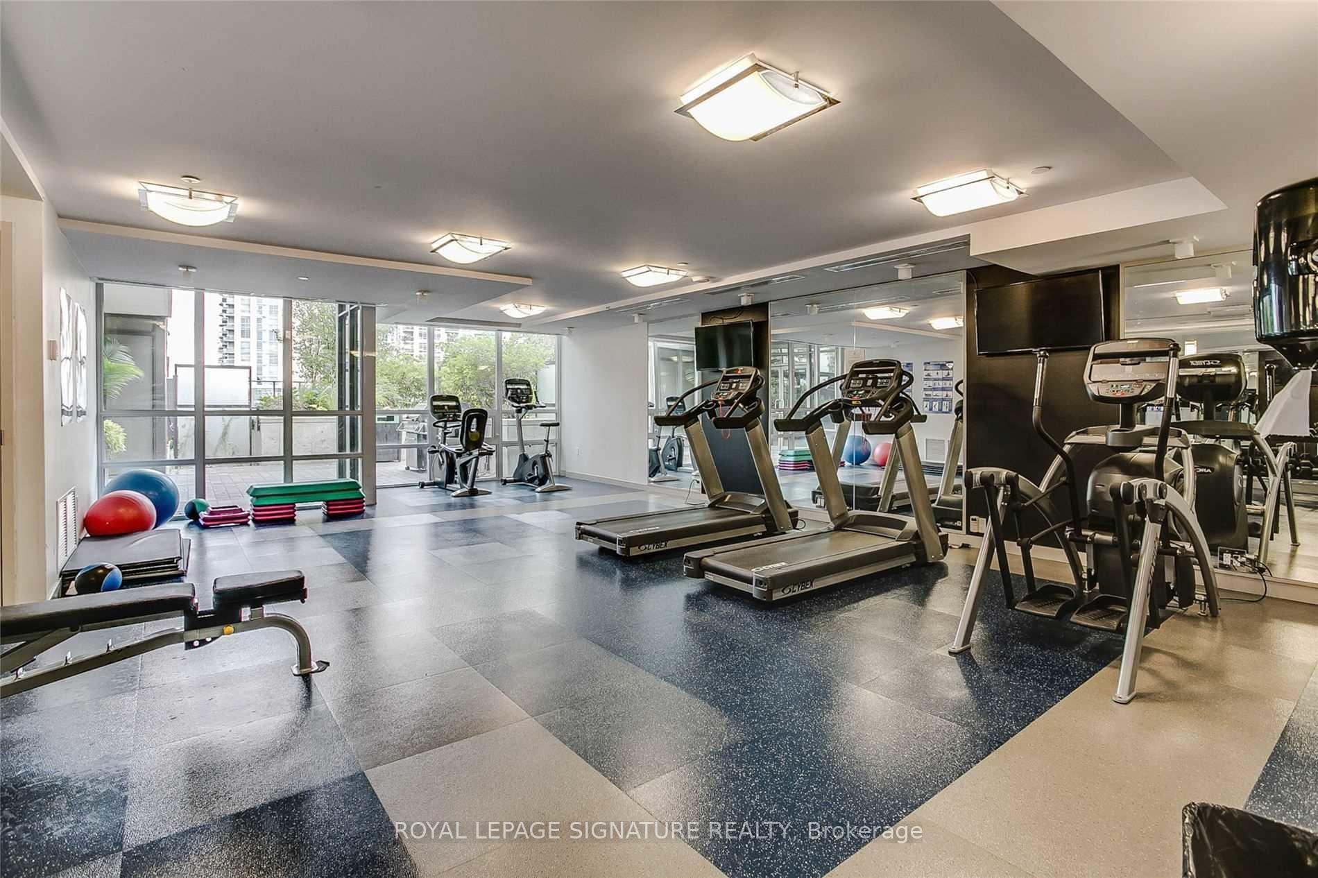2 Bedrooms Condo at 8 Fieldway, Toronto For sale