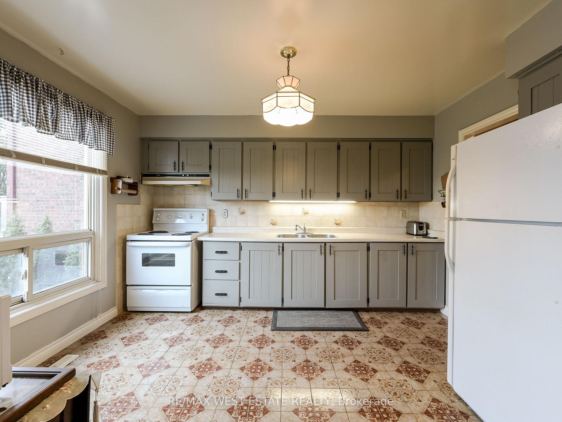 4 Bedrooms Condo at 3665 Flamewood,  Mississauga For sale