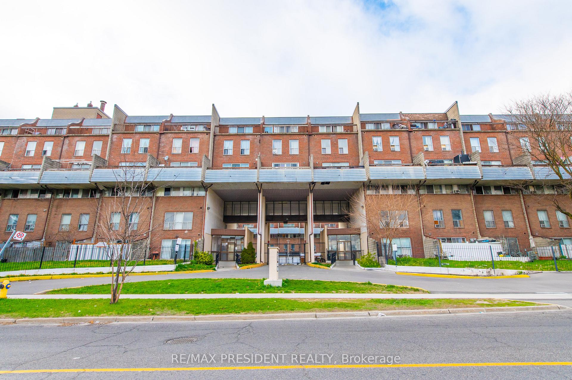 4 Bedrooms Condo at 10 Eddystone,  Toronto For sale