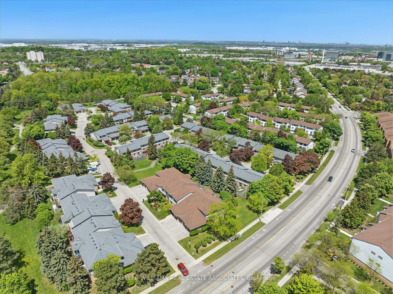 3 Bedrooms Condo at 2701 Aquitaine, Mississauga For sale