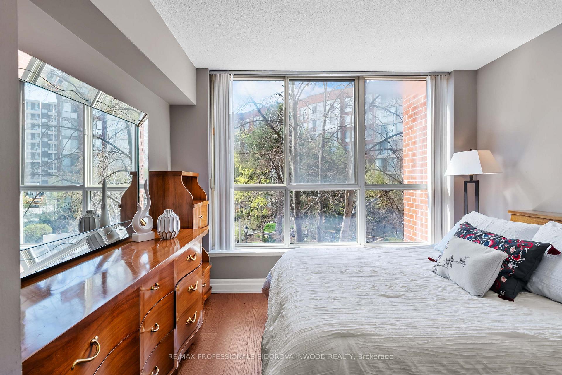 3 Bedrooms Condo at 20 Southport, Toronto For sale
