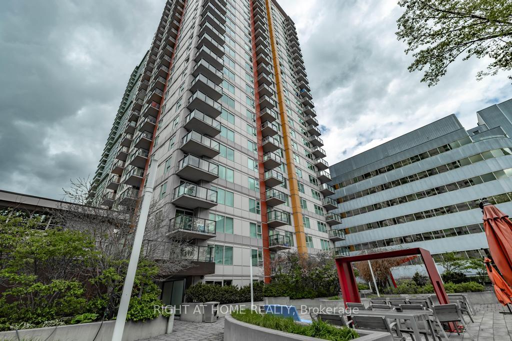 2 Bedrooms Condo at 25 Town Centre, Toronto For sale