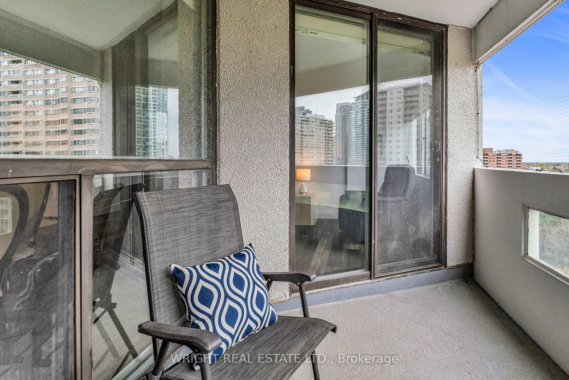 3 Bedrooms Condo at 1580 Mississauga Valley,  Mississauga For sale