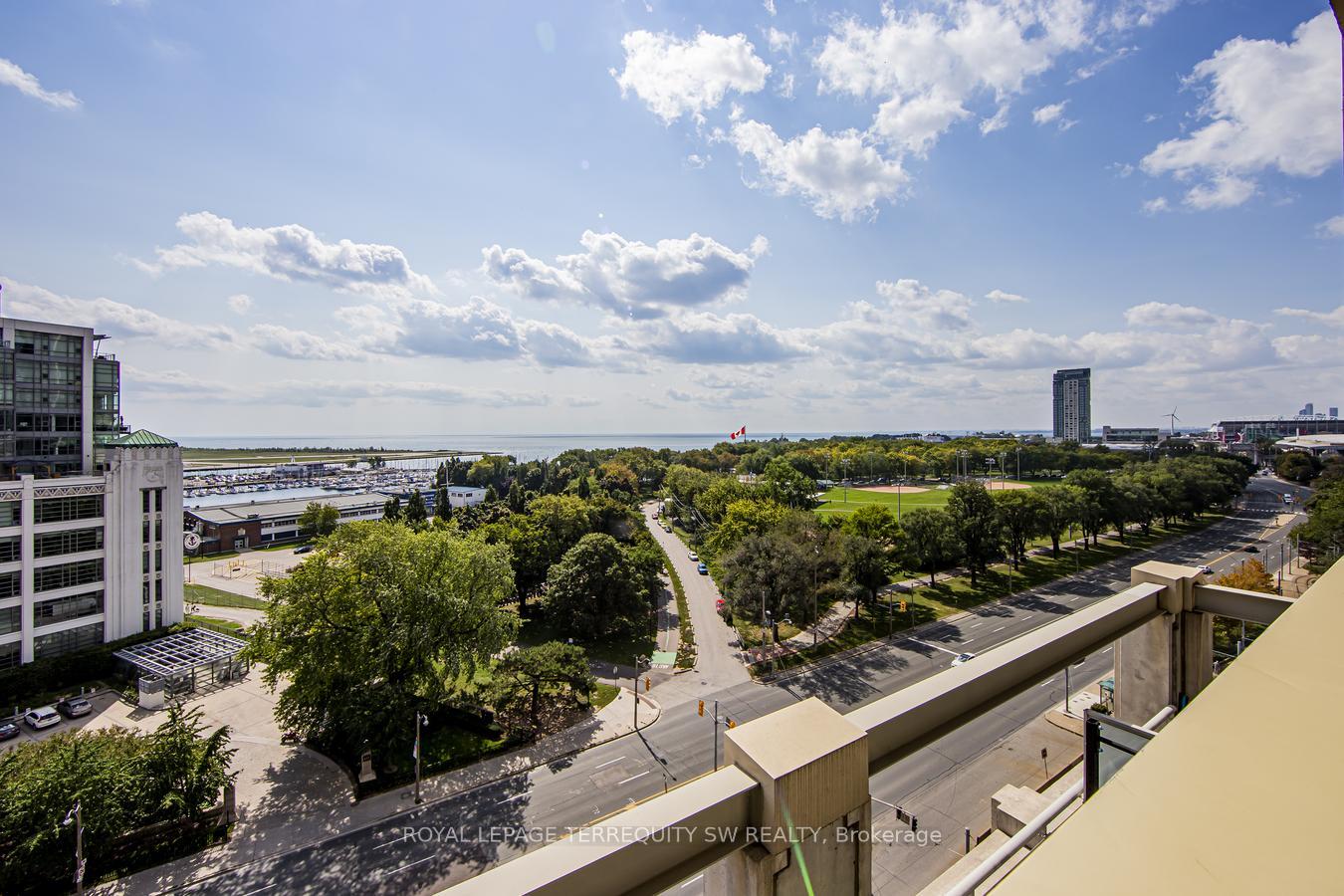 2 Bedrooms Condo at 618 A Fleet, Toronto For sale