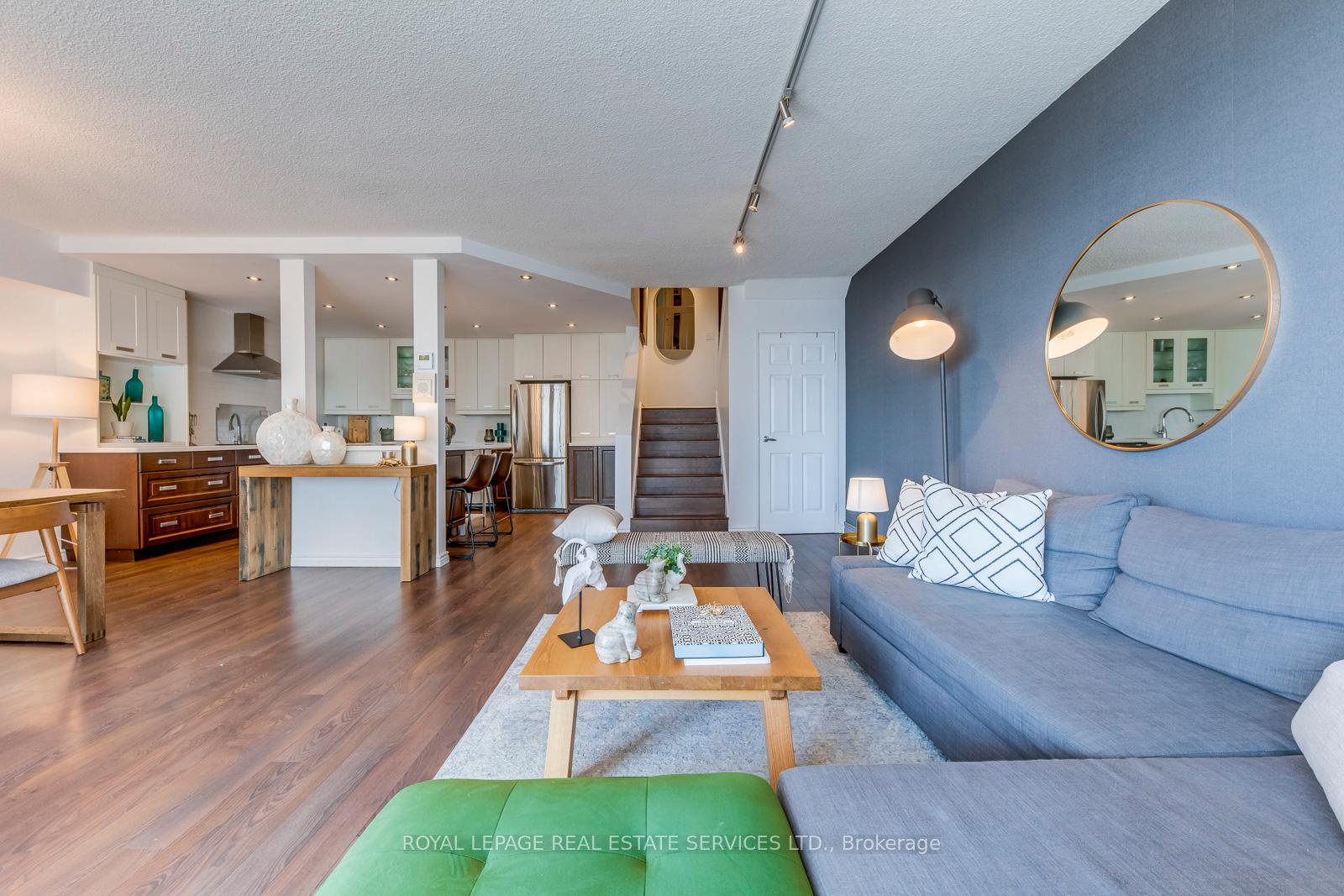 2 Bedrooms Condo at 33 Harbour, Toronto For sale