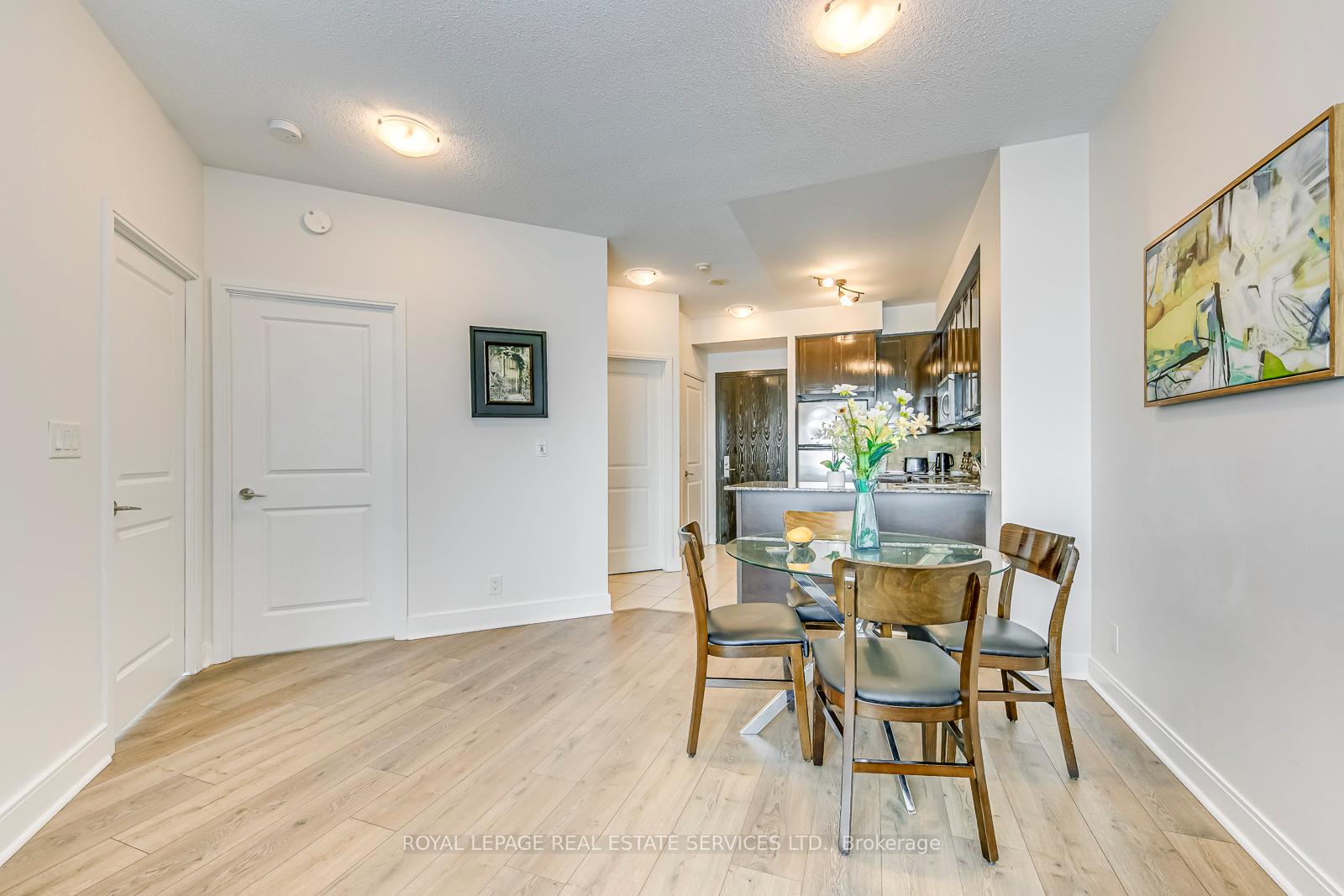 2 Bedrooms Condo at 80 Absolute, Mississauga For sale