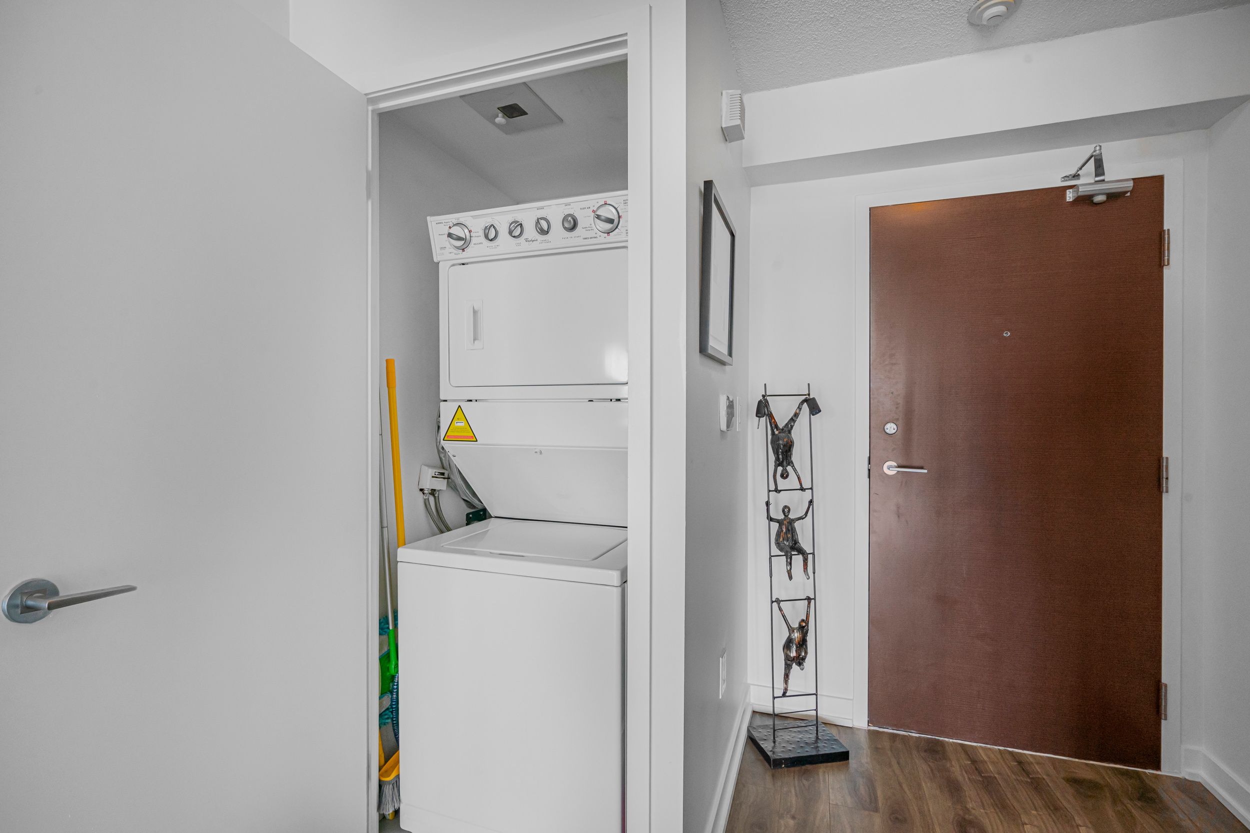 21 Iceboat Terrace 2909