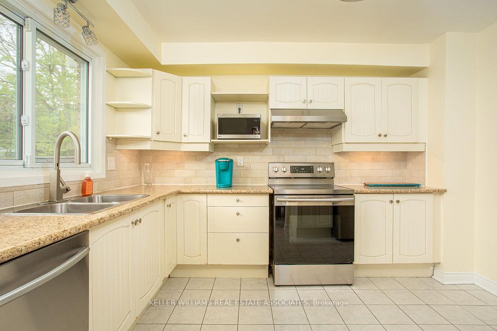 3 Bedrooms Condo at 2216 Upper Middle, Burlington For sale