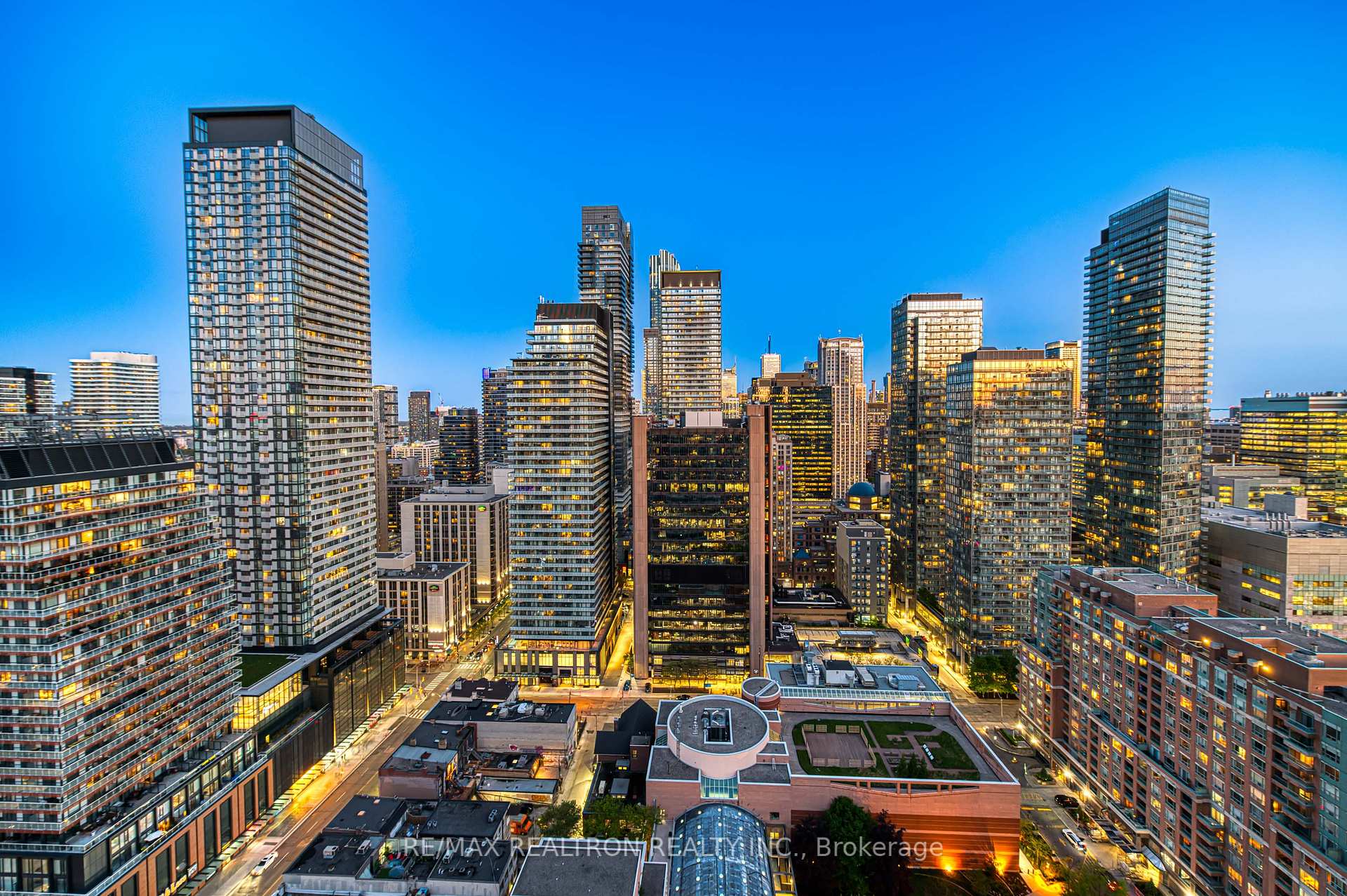 3 Bedrooms Condo at 11 Wellesley, Toronto For sale