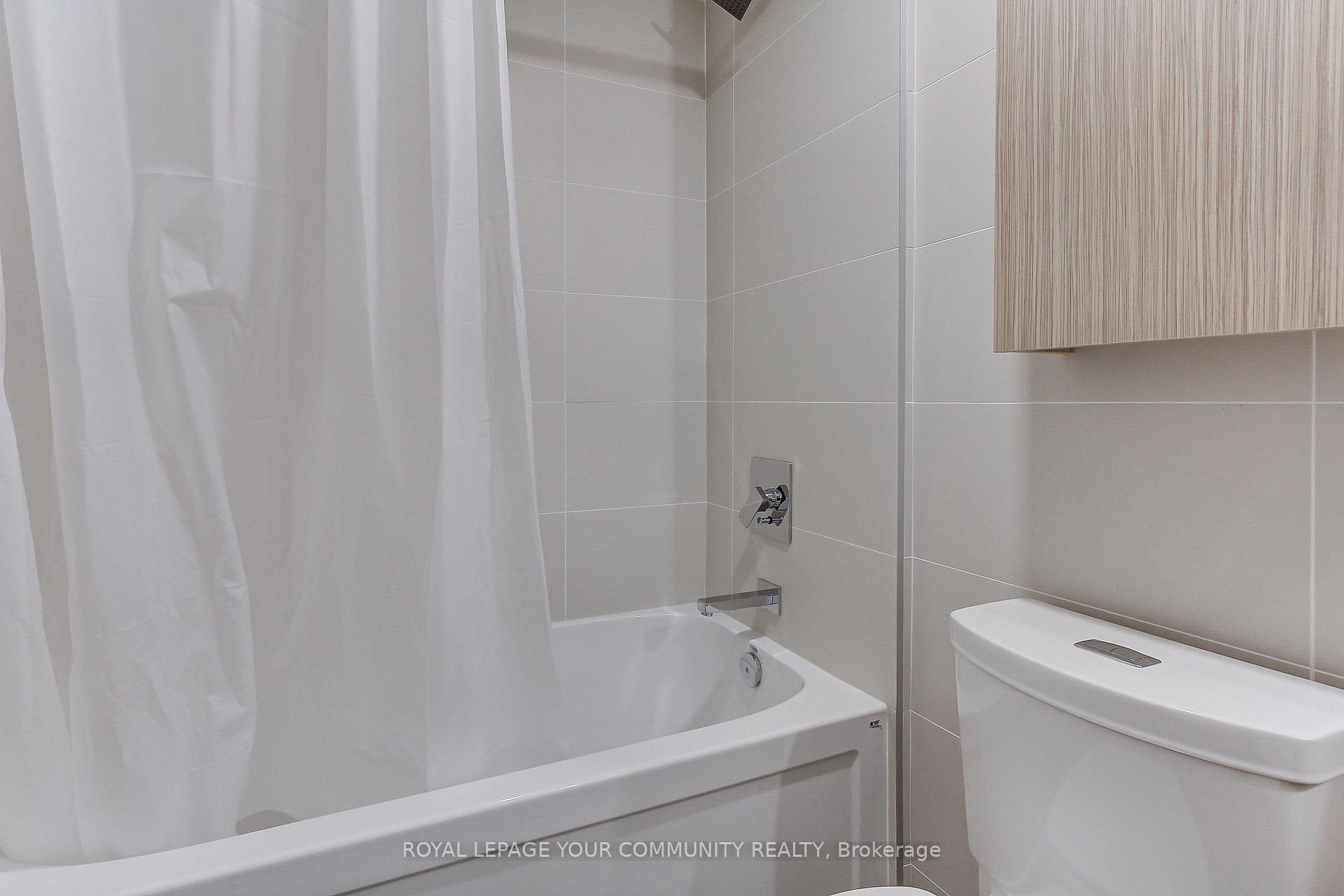 2 Bedrooms Condo at 10 Deerlick, Toronto For sale