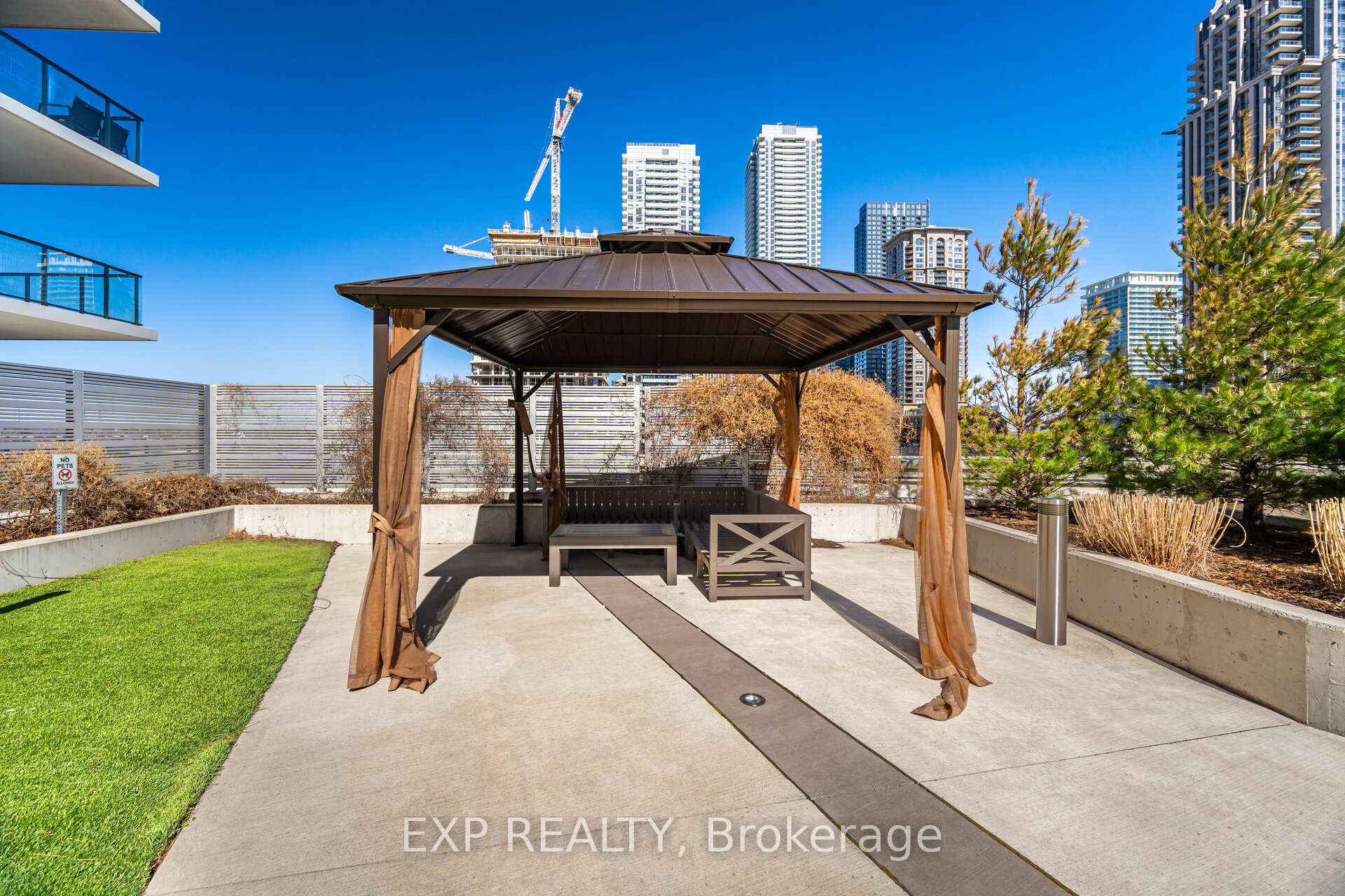 2 Bedrooms Condo at 4055 Parkside Village, Mississauga For sale