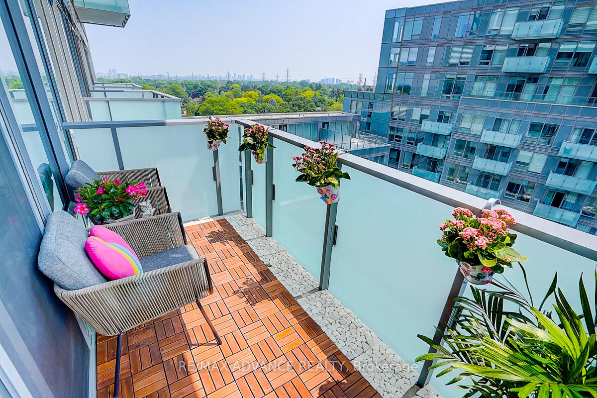 2 Bedrooms Condo at 7 Golden Lion, Toronto For sale