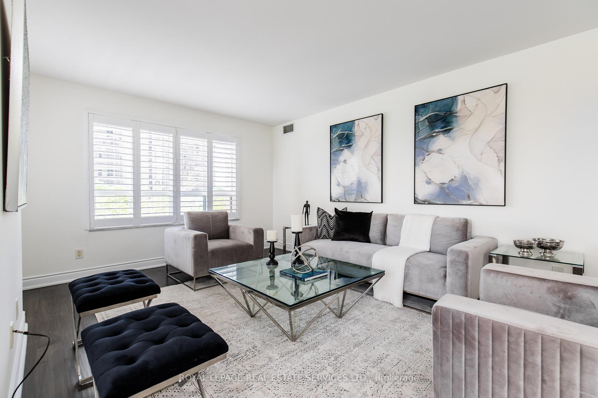 3 Bedrooms Condo at 25 Kingsbridge Garden, Mississauga For sale