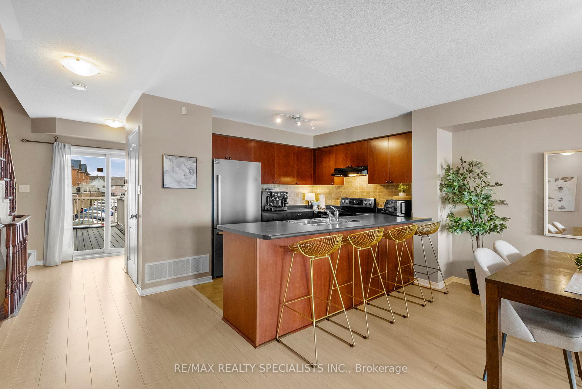 2 Bedrooms Condo at 3985 Eglinton, Mississauga For sale