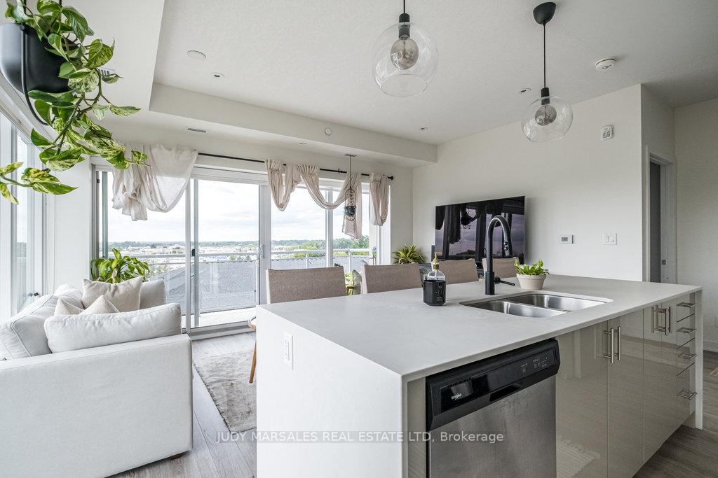 2 Bedrooms Condo at 16 Markle,  Hamilton For sale