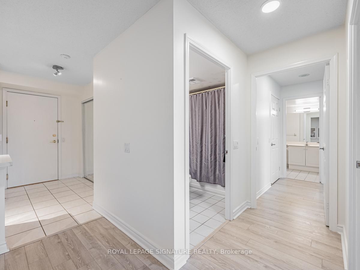 2 Bedrooms Condo at 35 Kingsbridge Garden, Mississauga For sale