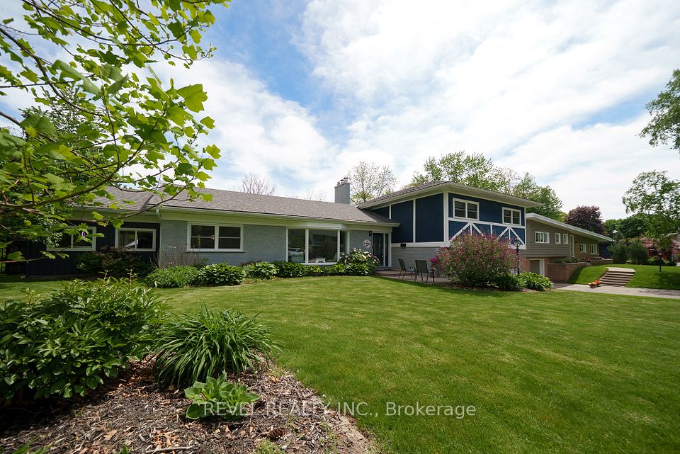 22 Summerhayes Crescent, Brantford, ON N3R 5J1
