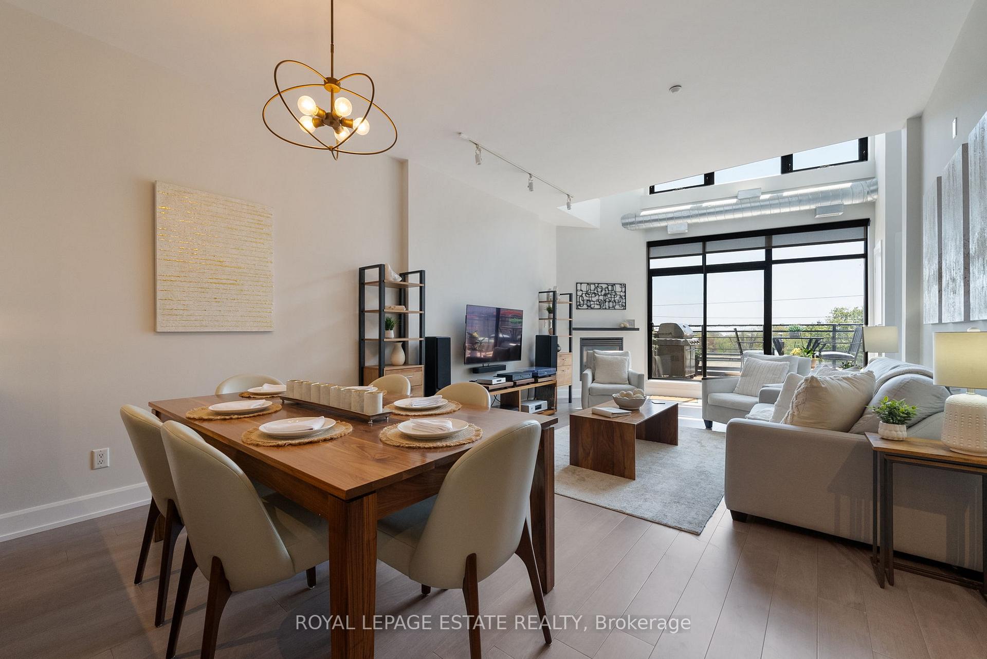 2 Bedrooms Condo at 160 Fallingbrook, Toronto For sale