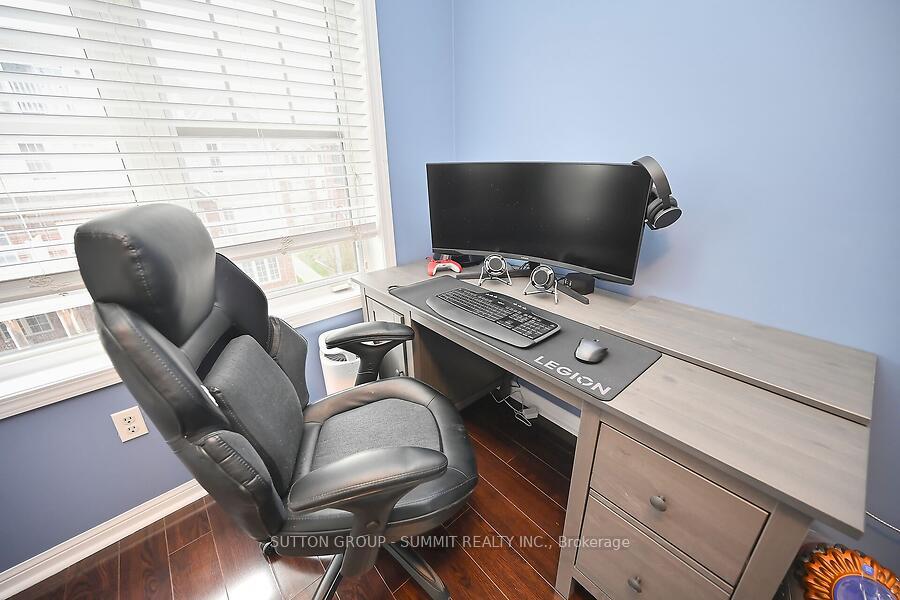 3 Bedrooms Condo at 633 DUNDAS,  Mississauga For sale
